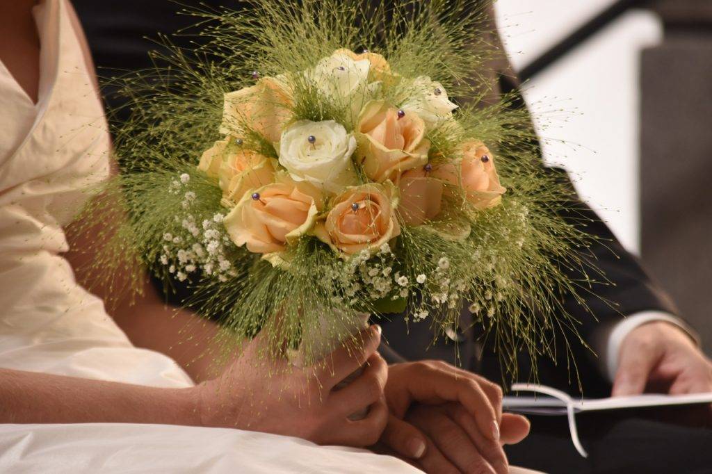 Поймала букет невесты ?: что значит в [2019] эта примета & что делать, если девушка словила цветы
