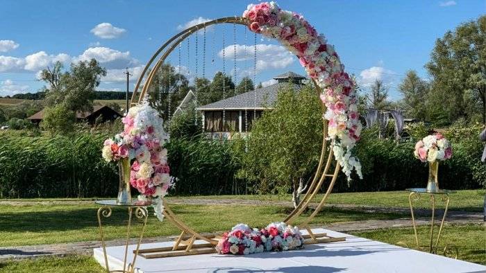 Свадебная арка: идеи для украшения арки для выездной регистрации (40 фото)