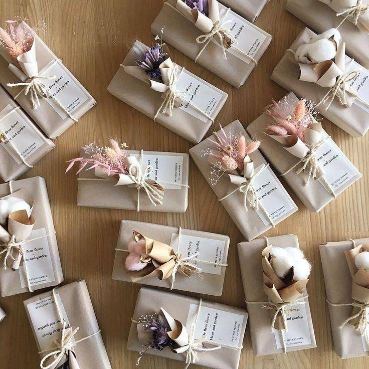 65 свежих идей подарков на свадьбу коллеге по работе: от коллектива и лично