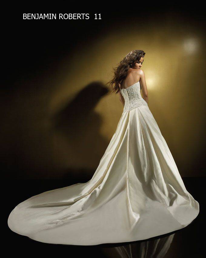 Отличительные черты свадебных платьев со шлейфом
