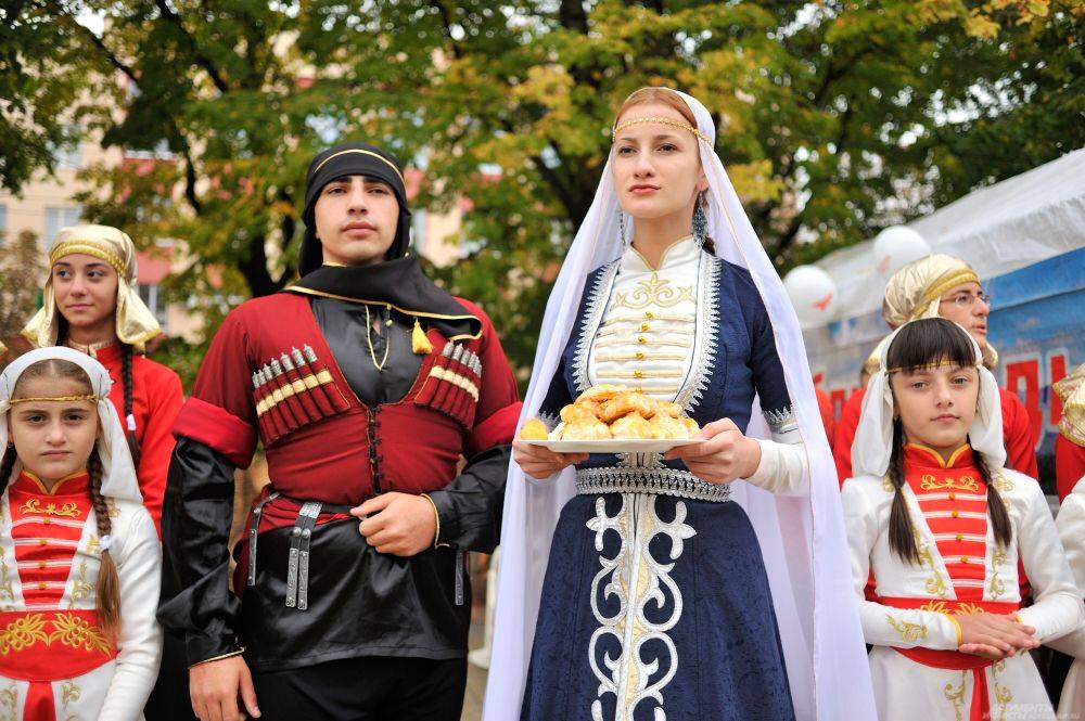 Семейные традиции и обычаи у казаков и адыгов и их влияние на воспитание подрастающего поколения
