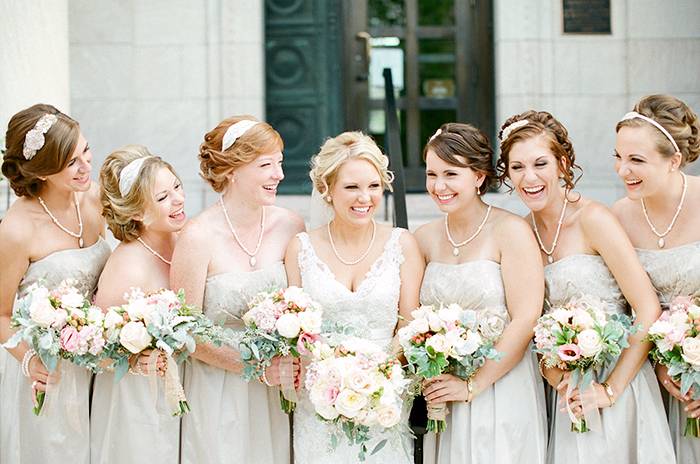 Очаровательные свадебные прически на средние волосы для невесты, подружки и мамы