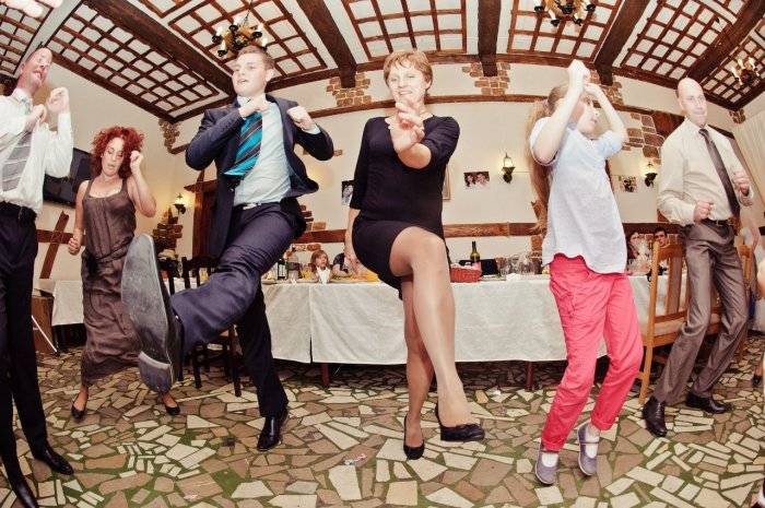 Смешные конкурсы на свадьбу: прикольные игры за столом и в зале, самые угарные и ржачные состязания для гостей, шуточные розыгрыши для родителей и веселой компании