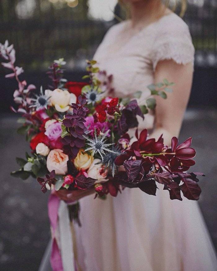 Букет невесты растрепыш: фото, цветовая палитра (белый или яркий), подходящие для растрепанной композиции цветы, флористические идеи
