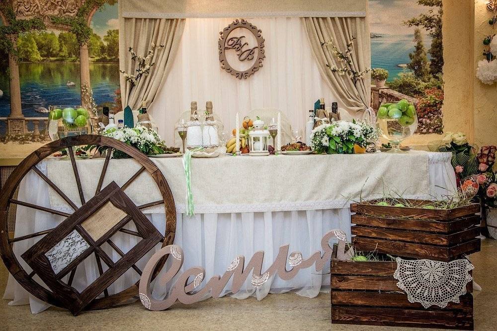 Свадьба в стиле рустик 2020: декор и оформление зала, одежда гостям и жениху с невестой + идеи с фото
