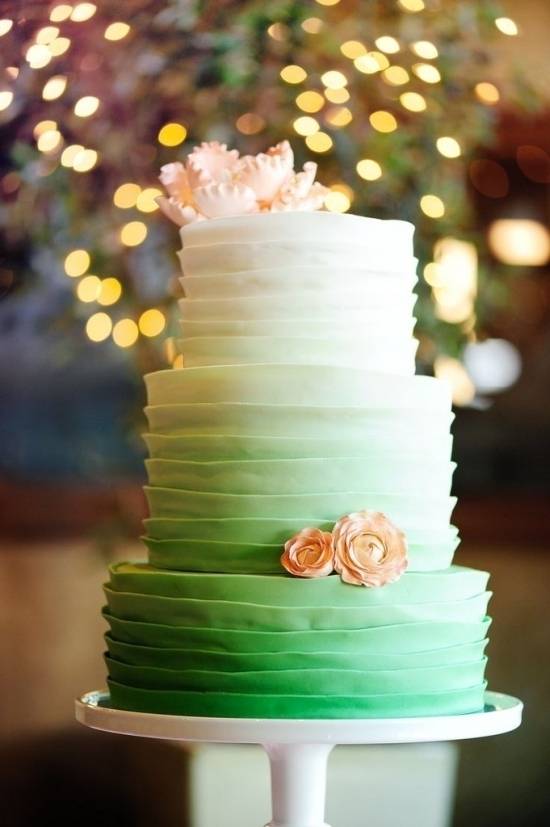 Нежный и эффектный свадебный торт омбре: варианты украшений и мастер-класс