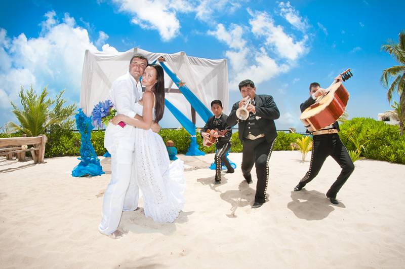 Свадебная церемония в мексике: пальмы, песок и бирюзовое море!