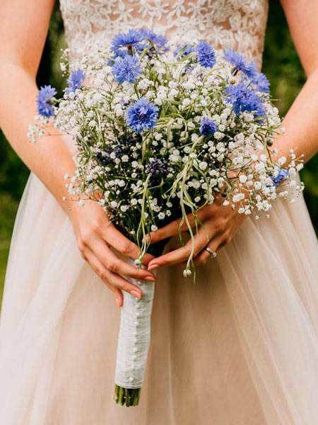 Свадебный букет из эустомы ? – варианты [2019] с кустовой розой & белой фрезией на фото