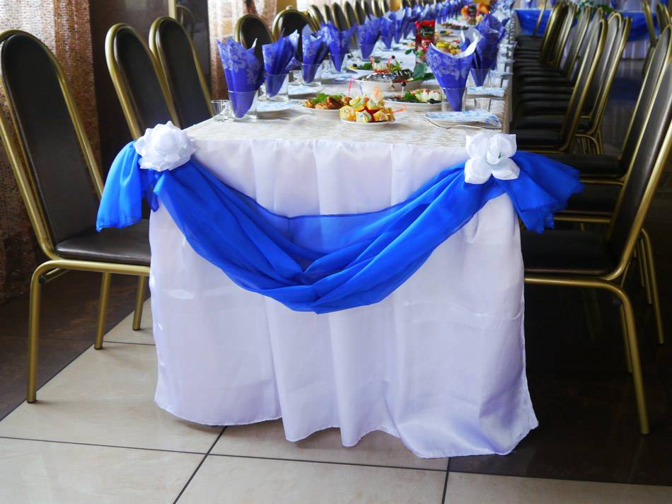 Синий букет невесты: сине-белого, красно-синего, сине-голубого, темно-синего, сине-фиолетового, желто-синего цвета из роз, пионов и лилий с фото