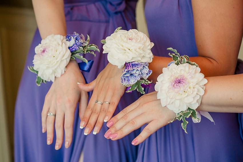 Бутоньерки на руку невесты и подружек, варианты сочетания, фото, видео как сделать своими руками