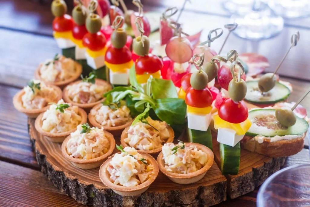 Свадебный стол: меню - закуски, нарезки, фрукты, салаты с фото
