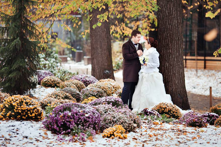 Свадьба поздней осенью – жаркая пора в судьбе молодых в контрасте с прохладой осени