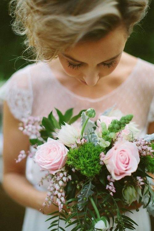 Небрежность в тренде – растрепанный букет невесты с пионами, розами и другими цветами