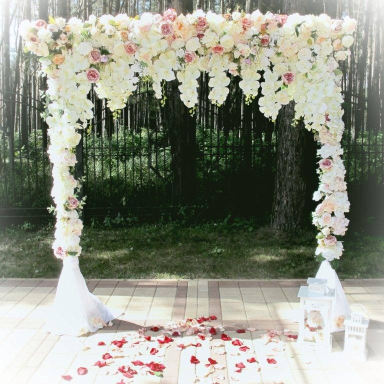 Варианты оформления свадебных арок цветами: идеи и советы