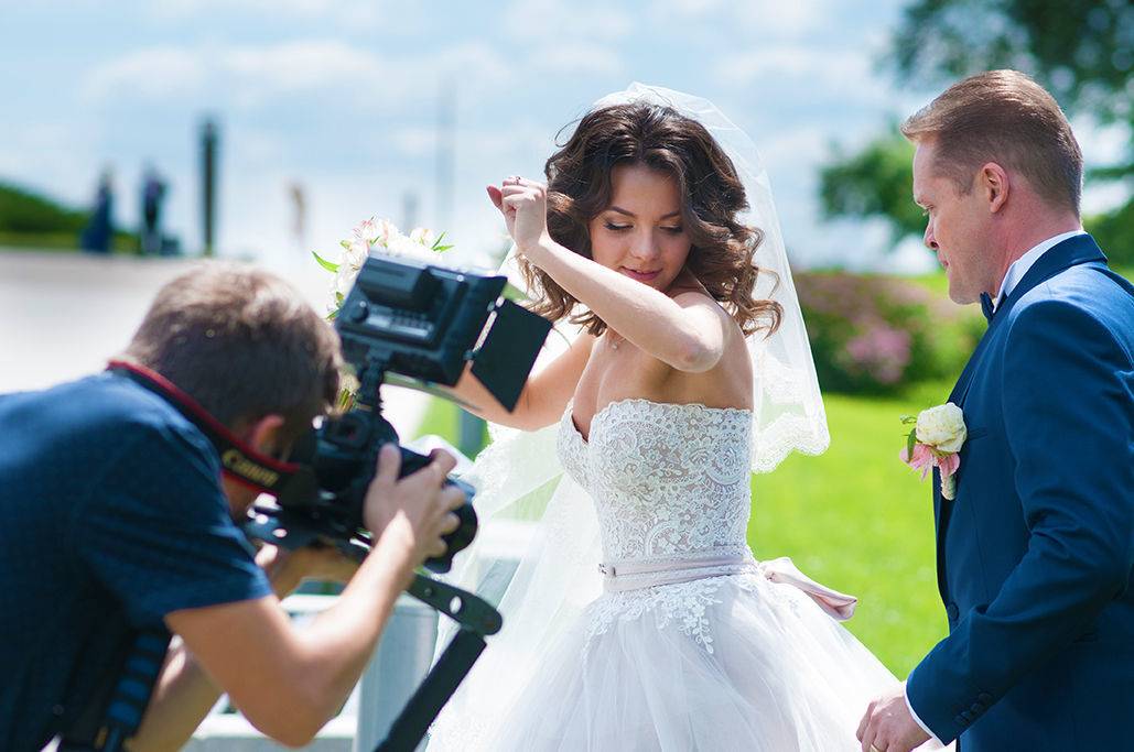 Как выбрать видеооператора на свадьбу: особенности свадебной съемки