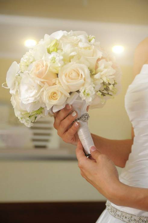 Что делать со свадебным букетом после свадьбы - обычаи и приметы