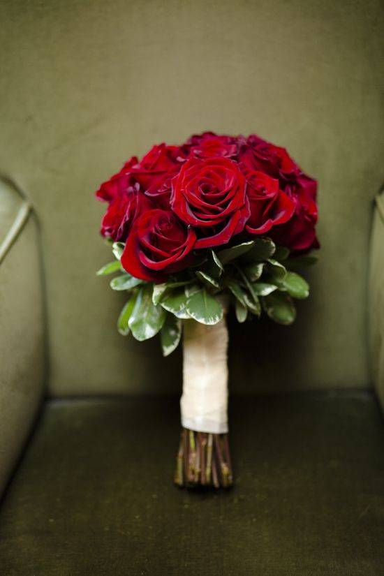 Чувственный букет невесты из красных роз