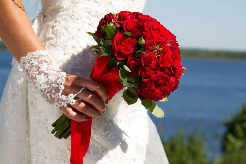 Красно-белый букет невесты: идеи и фото композиций с розовыми цветами роз, каллами ярких цветов, фрезиями в классических тонах