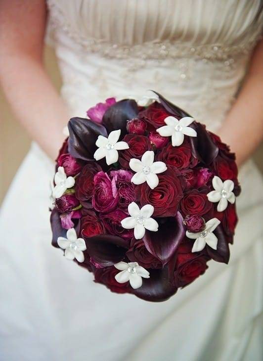 Бордовый букет невесты в вариантах [2019] с белыми и синими цветами? – фото