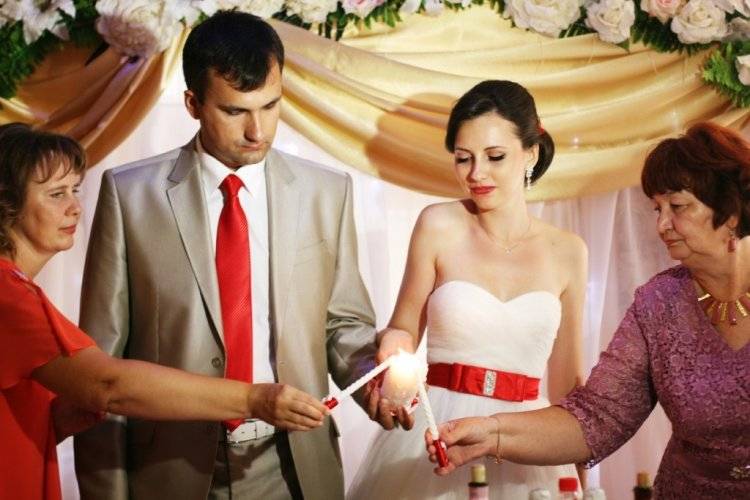 Семейный очаг на свадьбе - традиция передачи домашнего очага