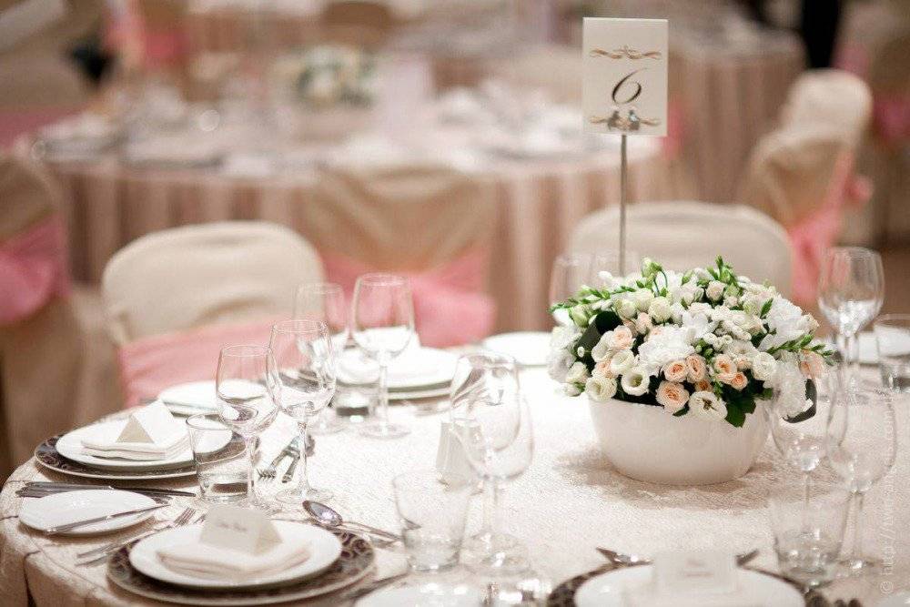 Оформление стола для гостей на свадьбе
