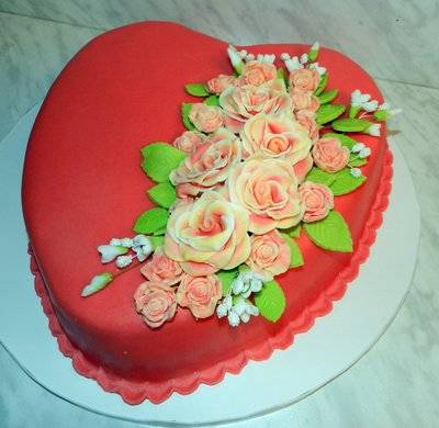 Свадебный торт сердце шоколадный с розами из крема