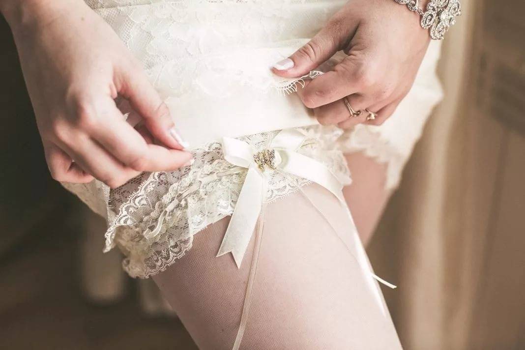 Что делать с подвязкой невесты?