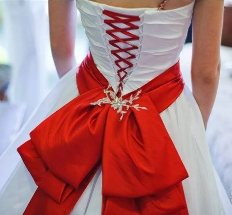 Свадебного платья с лентой на талии