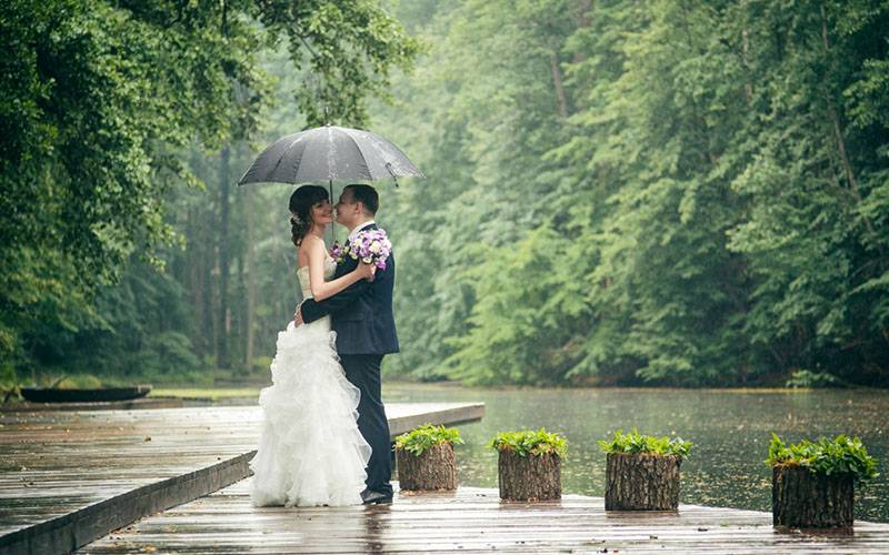Свадебная фотосессия под дождем – идеи для самых смелых