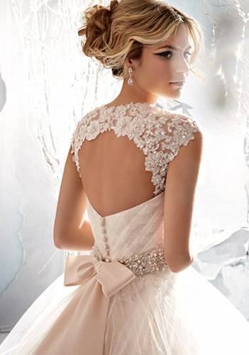 Эффектные свадебные платья с открытой спиной – особенности выбора разных моделей