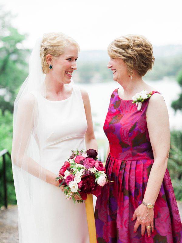 Платье на свадьбу для мамы невесты: фасоны красивых вечерних нарядов с фото