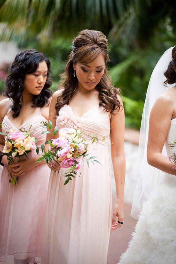 Прическа подружки невесты: 30+ фото удачных образов