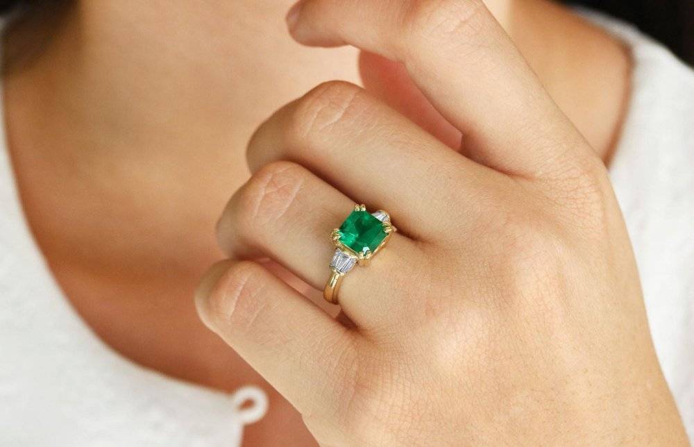 Как выбрать обручальное кольцо с изумрудом и бриллиантами: советы с красивыми фото