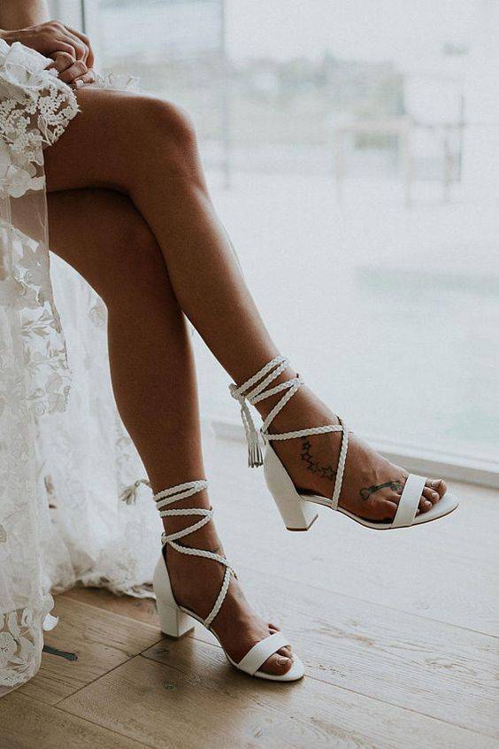 Можно ли выходить замуж в босоножках, как подготовится к свадебной церемонии и подобрать обувь?