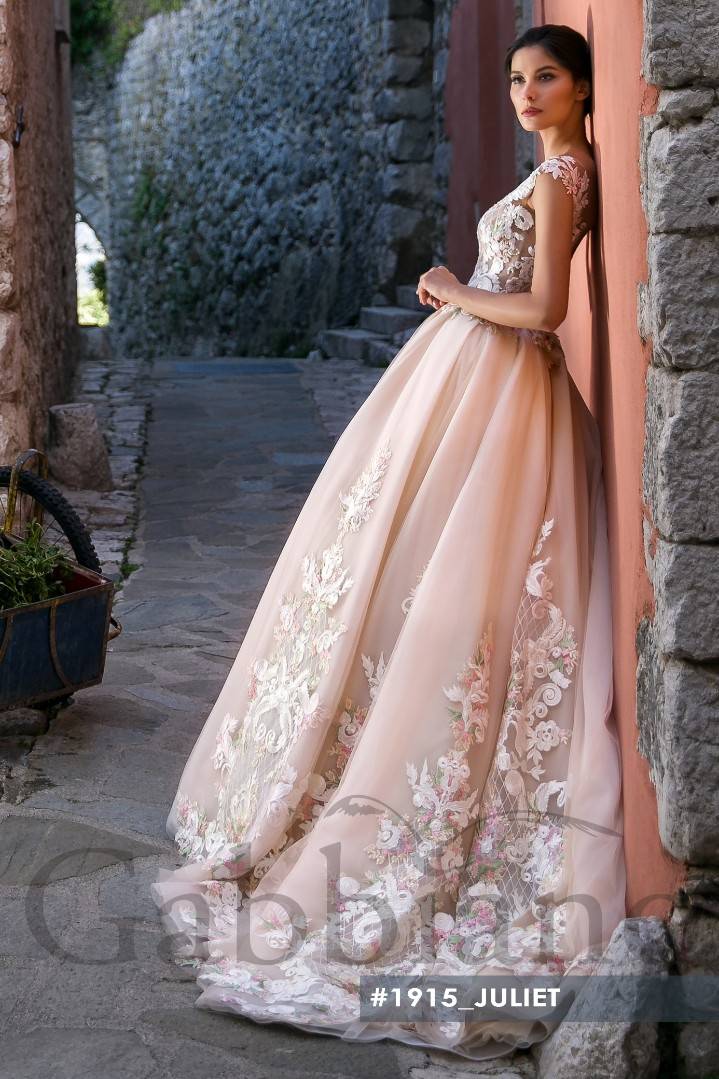 Нежные свадебные платья персикового цвета – советы по выбору модели и аксессуаров