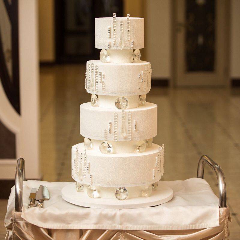 Трехъярусный свадебный торт [2019] – фото? вариантов, идеи оформления & видео