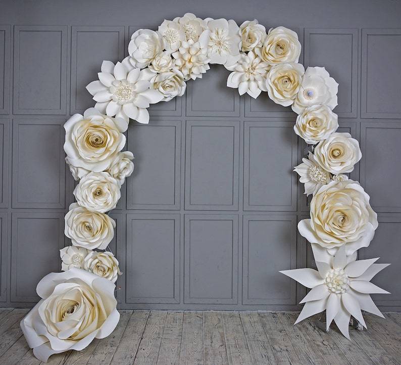 Украшение зала на свадьбу из бумаги: цветами и помпонами – фото
