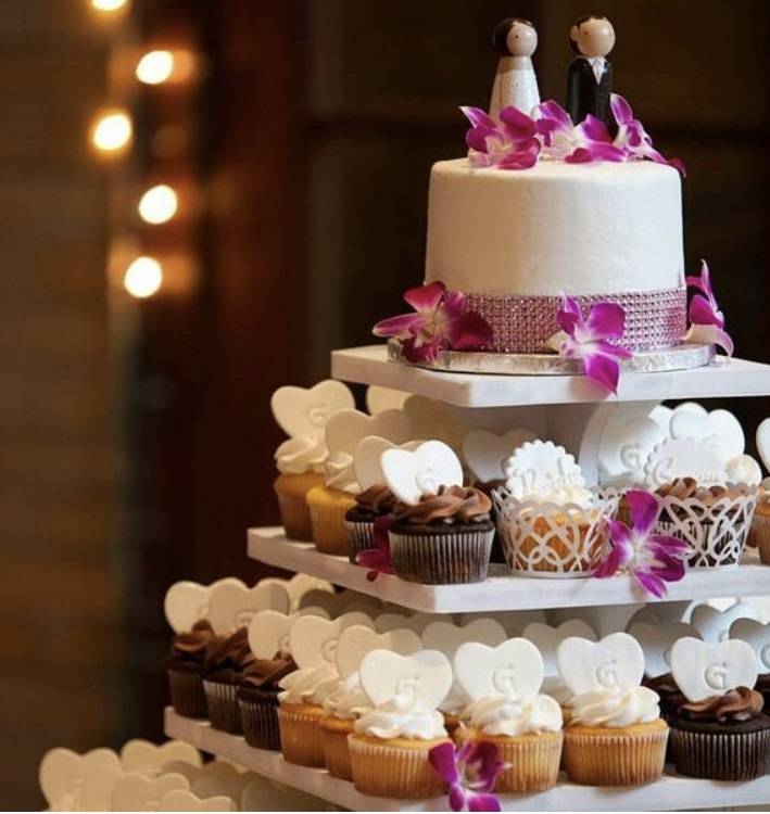 Тандем традиции и современности – свадебный торт с капкейками: фото такого десерта