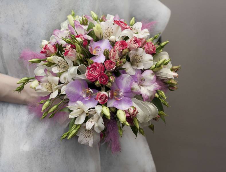 Почему флористы советуют выбрать свадебный букет из альстромерий и эустомы
