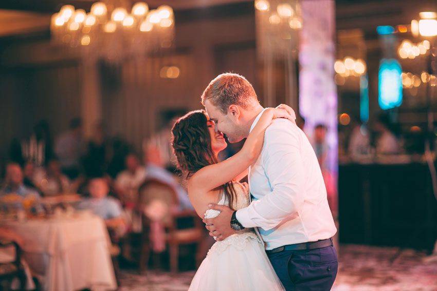 Танцы на свадьбе от друзей, как оригинальный подарок молодым