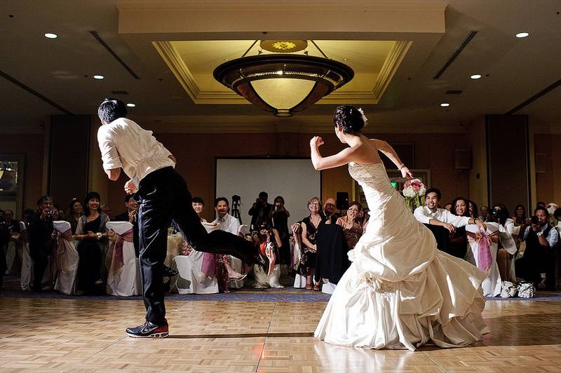 Танец в подарок на свадьбу, как его оригинально преподнести?