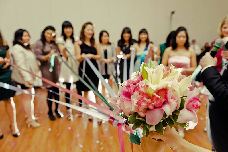 Бросание букета невесты с лентами - откуда пошла традиция и как правильно это делать