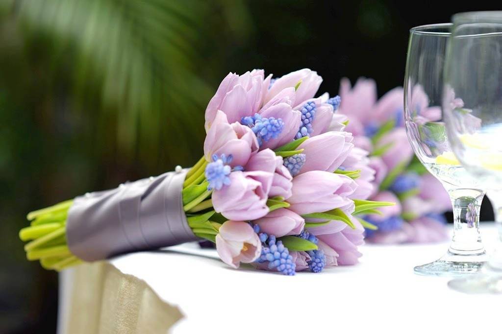 Оригинальный и красивый свадебный букет из тюльпанов: интересные идеи и рекомендации