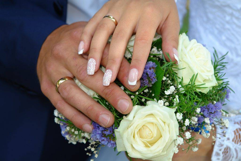 Актуальный маникюр на свадьбу на короткие ногти для современной невесты