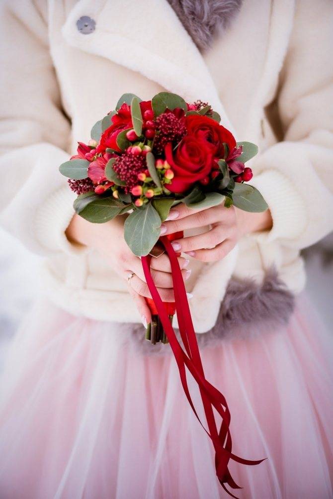Жемчужная россыпь: как флористы составляют универсальный букет невесты из кустовых роз