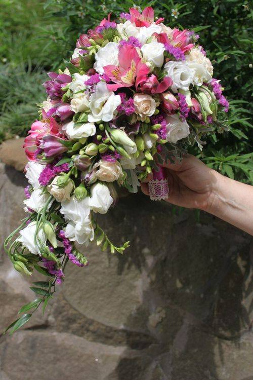 Почему флористы советуют выбрать свадебный букет из альстромерий и эустомы