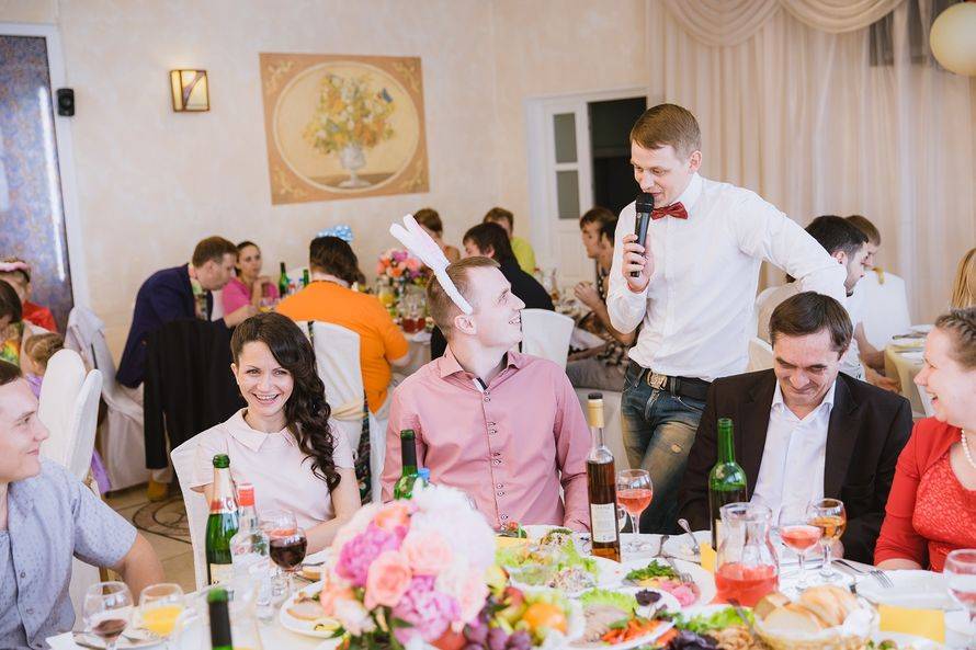 Прикольные и веселые конкурсы на свадьбу за столом