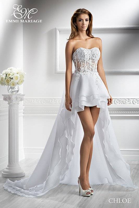 Короткое свадебное платье со шлейфом