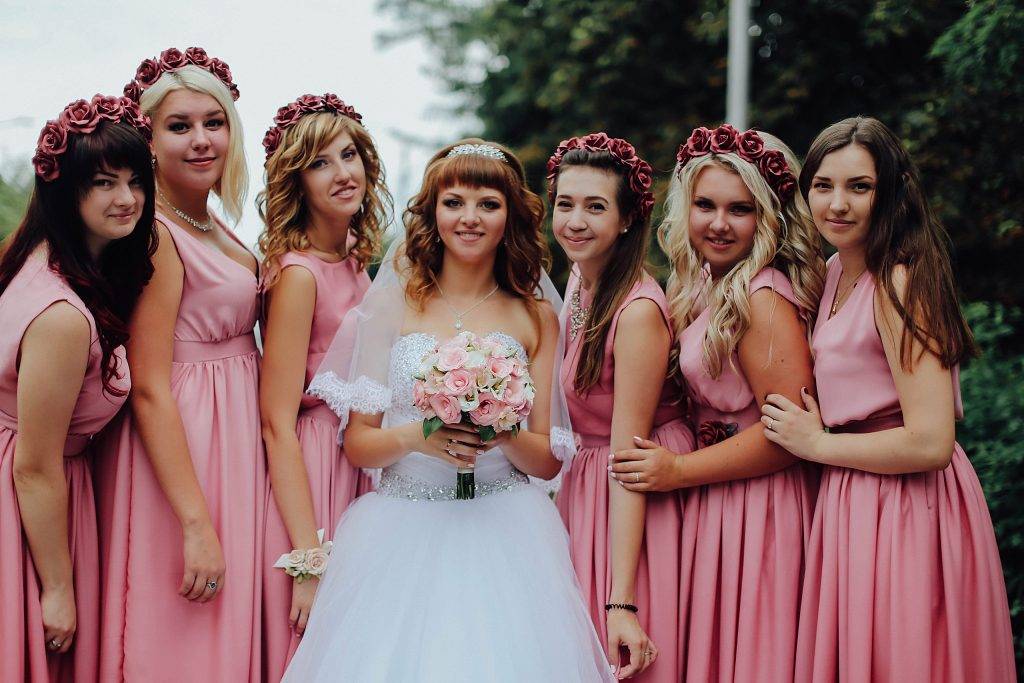 Подружки невесты в одинаковых платьях или стилистические вариации подбора нарядов