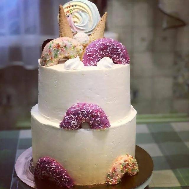 Две ступени к счастью: свадебный торт двухъярусный с цветами и кремом